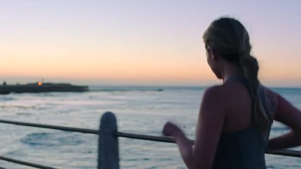 Pôr Sol Exercício Mulher Grávida Correndo Praia Para Saúde Bem — Vídeo de Stock