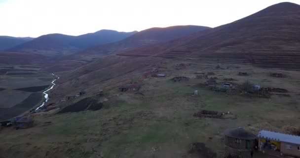 Drone Pueblo Rural Montaña Con Naturaleza Entorno Paisajístico Viajes Con — Vídeos de Stock