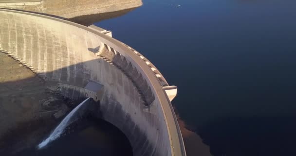 Drohne Industrie Und Staudammwasser Einer Natürlichen Umgebung Für Nachhaltigkeit Einem — Stockvideo