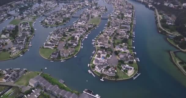 Reizen Natuur Drone Van Havenstad Met Meer Gras Infrastructuur Ontwikkeling — Stockvideo