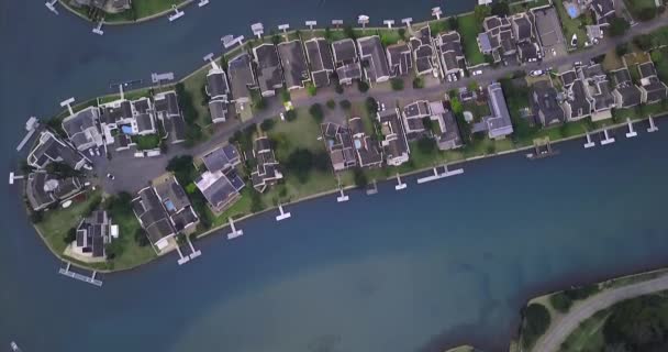Edificios Puerto Dron Ciudad Con Lago Césped Desarrollo Infraestructura Para — Vídeo de stock