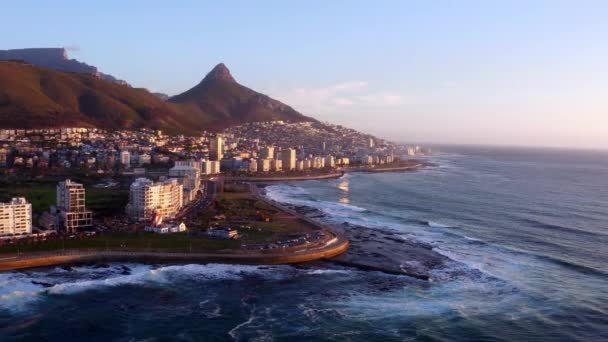 Drone Stad Strand Met Gebouwen Golven Zon Met Vakantielandschap Kaapstad — Stockvideo