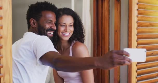 Selfie Casal Engraçado Pateta Uma Casa Para Atualização Ligação Mídia — Vídeo de Stock