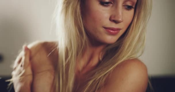 Kvinna Kropp Och Hud Med Täckande Bröst Sovrummet Hemma Med — Stockvideo