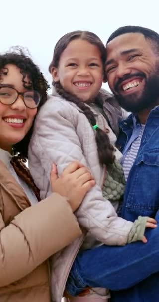 Szczęśliwa Rodzina Twarz Przytulić Odkryty Miłością Wsparcie Opieki Podczas Nawiązywania — Wideo stockowe