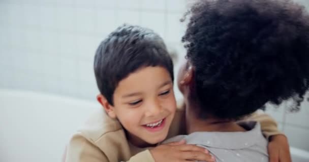 Mutlu Sevgi Anne Evde Bakım Kaynaşma Için Çocuğunu Küvette Kucaklıyor — Stok video