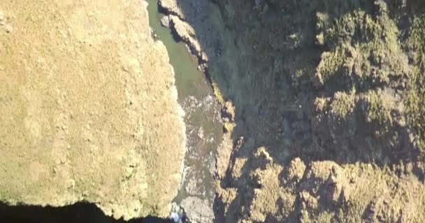 Şelale Dağ Nehri Sakin Manzaranın Doğa Dronu Doğal Manzara Barışçıl — Stok video