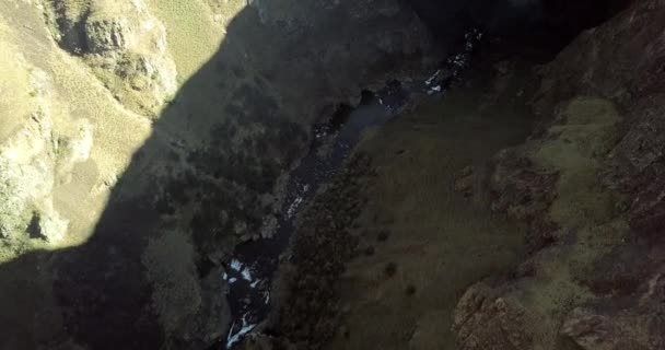 Cascade Rivière Falaise Drone Vue Aérienne Terrain Montagne Plein Air — Video