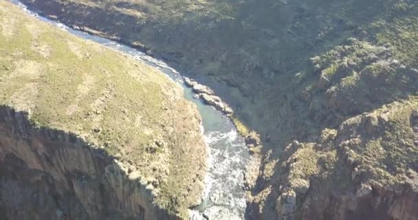 Nehir Şelalesi Uçurum Doğa Dronu Dağlar Kırsal Çevre Dönüm Noktası — Stok video