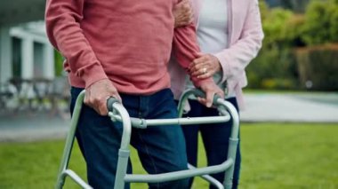 Walker, kıdemli çift ve dışarıda fizik tedavi ve emeklilik ve evliliğe yardım. Sağlık, rehberlik ve yaşlı kadın ve erkek birlikte sevgi ve hareket sorunu ile birlikte ameliyattan sonra.