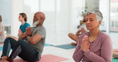 Yoga sınıfı, meditasyon ve dikkat, huzur ve huzur için dua eden yaşlı kadın. Meditasyon, yoga grubu ve namaste pozu veren kişi fitness, egzersiz ve sağlıklı vücut, sağlık ve zen için.