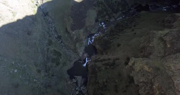 Ποταμός Φυσικό Βουνό Γκρεμός Και Drone Της Χαλάρωσης Απομακρυσμένο Τοπίο — Αρχείο Βίντεο