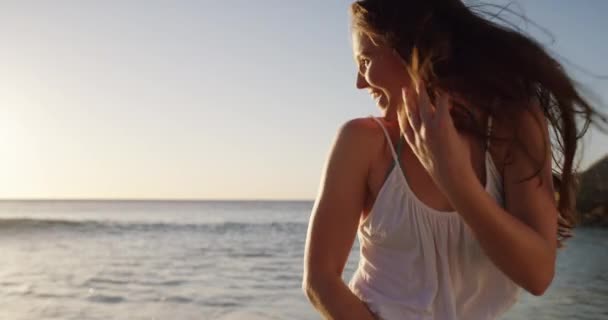 Plajă Mers Jos Femeie Tânără Aventură Vacanță Sau Week End — Videoclip de stoc
