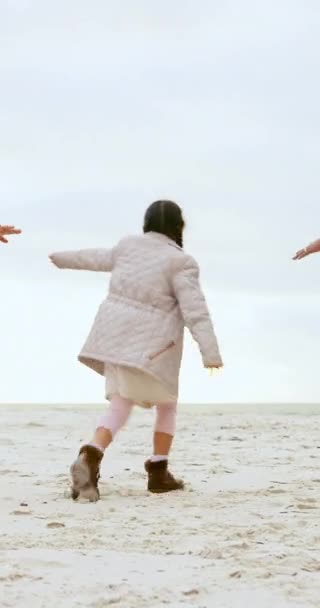 Meisje Vliegtuig Spel Familie Door Oceaan Met Zorg Liefde Samen — Stockvideo