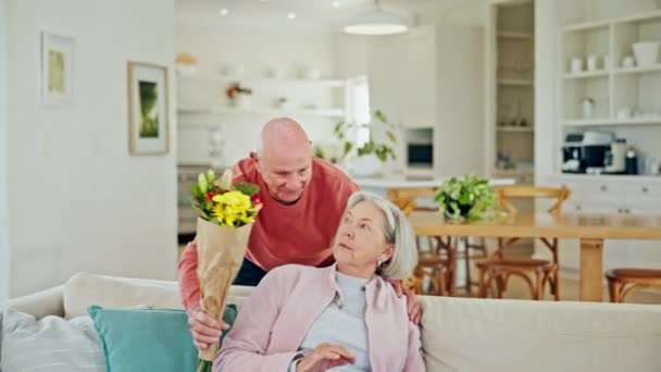 Bloemen Senior Koppel Verrassing Thuis Met Glimlach Liefde Jubileum Cadeau — Stockvideo