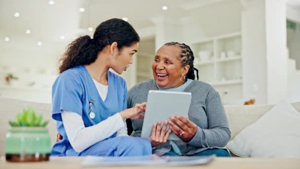 Tablet Mujer Madura Paciente Cuidador Conversando Conversando Consultando Sobre Información — Vídeos de Stock