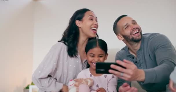 Ebeveynler Yatak Çocuklarla Selfie Mutlu Bir Anı Için Hafta Sonu — Stok video