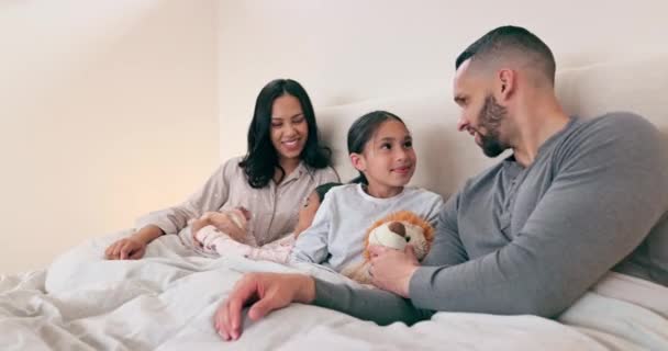 Γονείς Παιδιά Και Αρκουδάκια Στο Κρεβάτι Επικοινωνία Ευτυχισμένοι Στο Οικογενειακό — Αρχείο Βίντεο