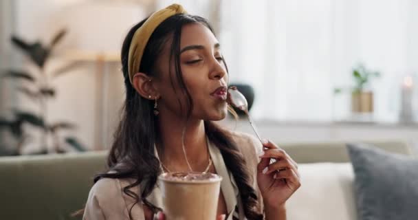 Femme Manger Crème Glacée Chocolat Canapé Avec Bonheur Gen Esthétique — Video