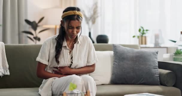 Femme Douleurs Abdominales Stress Sur Canapé Avec Menstruations Maladie Digestion — Video