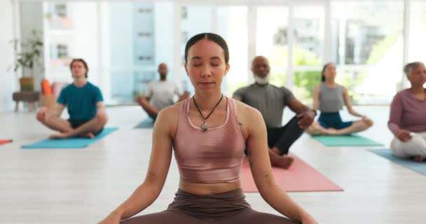 Meditazione Yoga Club Persone Loto Posano Palestra Fitness Pace Zen — Video Stock