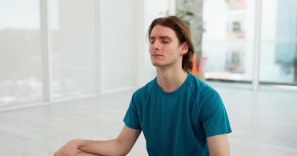 瞑想でリラックスして 家庭での精神的な健康のために禅や精神的な健康 男性またはヨギは フィットネスで瞑想 ピラティスまたは心のセットのための平和 自宅での意識やストレスの軽減 — ストック動画