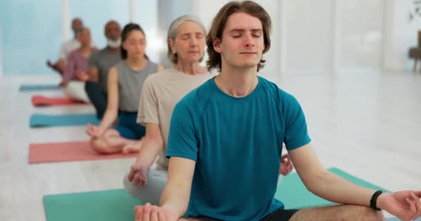 Клас Медитації Йога Клуб Люди Лотосі Позують Спортзалі Фітнесу Миру — стокове відео