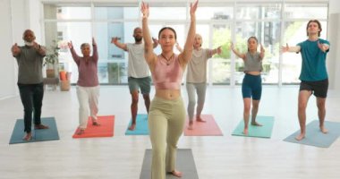 Yoga, stüdyodaki erkekler ve kadınlar esneme, egzersiz ya da barış için sağlık ve zindelik egzersizleri. Pilates, insanlar veya grup eğitimli, spor salonu ve meditasyon, zen ve özgürlük hocası.