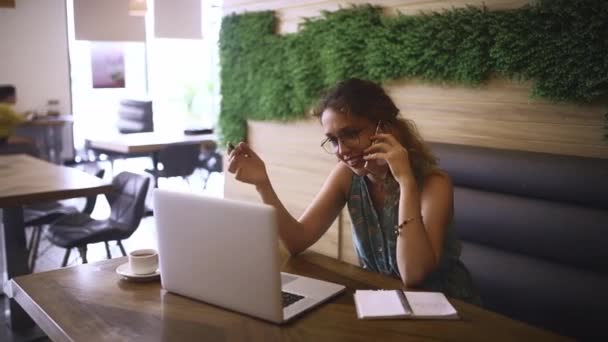 Ευτυχισμένη Γυναίκα Laptop Και Τηλεφώνημα Στο Cafe Για Επικοινωνία Συζήτηση — Αρχείο Βίντεο