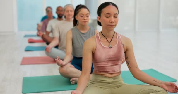 在瑜伽课上让女性 教练和冥想者保持冷静 以获得精神健康 意识或缓解压力 与团体一起为健康的精神 身体和健康进行调解或锻炼的女性或瑜伽者 — 图库视频影像