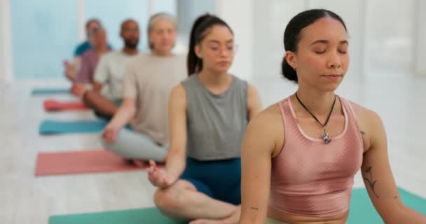 Donna Allenatore Meditazione Classe Yoga Rilassarsi Benessere Spirituale Consapevolezza Sollievo — Video Stock