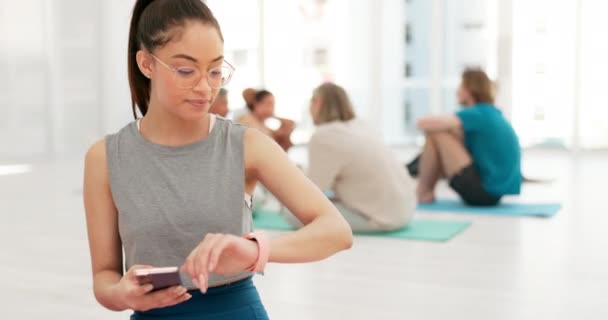 Ceas Inteligent Meditație Femeie Telefon Mobil Yoga Tastare Progres Provocare — Videoclip de stoc