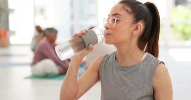 Água Potável Meditação Ioga Com Fitness Mulher Exercício Com Bem — Vídeo de Stock