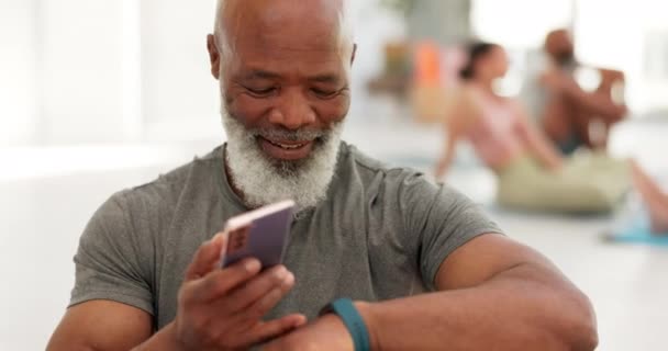 Ceas Inteligent Meditație Bărbat Senior Smartphone Yoga Tastare Progres Provocare — Videoclip de stoc