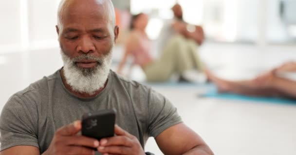 Hombre Mayor Yoga Piso Con Teléfono Lectura Pensamiento Para Comunicación — Vídeos de Stock