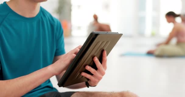 Manos Tabletas Yoga Con Una Persona Primer Plano Gimnasio Para — Vídeo de stock