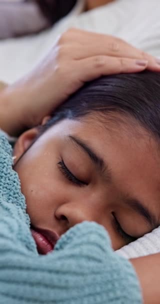 母亲和一个熟睡的孩子 晚上在家里安安静静地呆在一起 衣衫褴褛 家人和父母的一只手揉搓着一个女孩的梦想 头枕或一起小睡 — 图库视频影像