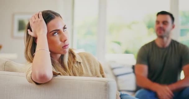 Couple Fight Shout Divorce Stress Breakup Argument Sofa Home Face — Stock Video