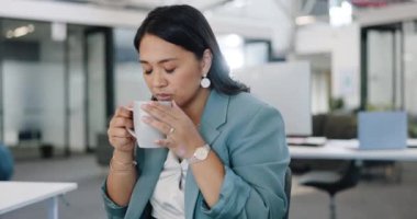 Kahve, ofis ve iş kadını sabah sıcak bir içecek içmek için masasının başında. Mutlu, sakin ve profesyonel Asyalı bayan çalışan iş yerinde çalışırken bir fincan kafeinin tadını çıkarıyor.