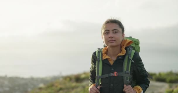 Kobieta Turystyka Góry Plecakiem Przyroda Lub Lokalizacja Trekkingu Wizji Lub — Wideo stockowe