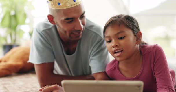 在家里玩皇冠的时候 带着女儿坐在床上游戏 玩耍和玩乐的平板 聊天室和父亲 网上学习 和父母一起在卧室里玩 看电影或玩耍 — 图库视频影像