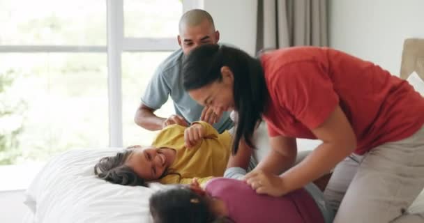 Ліжко Сміх Батьки Лоскочуть Дітей Спілкуються Або Насолоджуються Якісним Часом — стокове відео