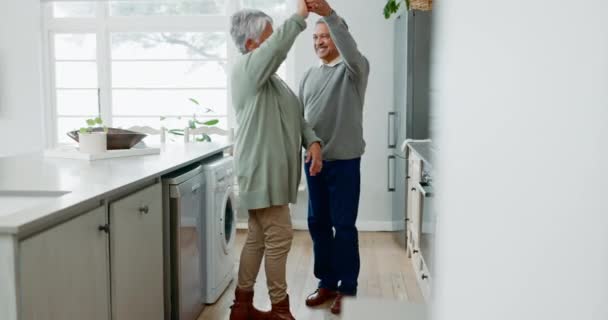 Seniorenpaar Lächeln Und Tanzen Der Küche Für Liebe Fürsorge Und — Stockvideo