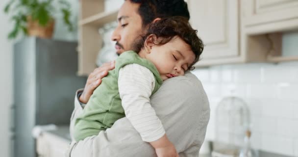Ojciec Dziecko Spanie Domu Miłością Opieką Wsparciem Tata Niesie Zmęczone — Wideo stockowe