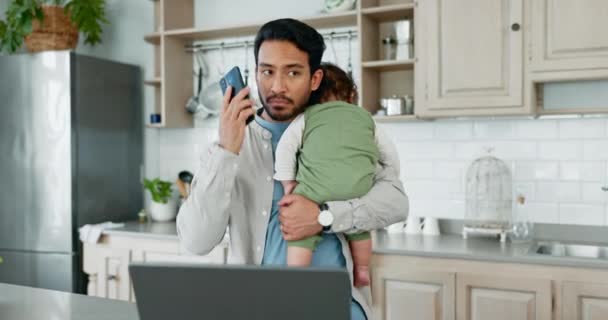Telefon Eksternt Arbeid Mann Med Baby Laptop Som Jobber Hjemmefra – stockvideo