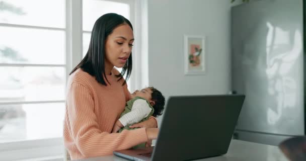 Trabalho Remoto Laptop Mulher Com Bebê Escritório Casa Multitarefa Pesquisa — Vídeo de Stock
