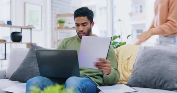 Stres Zadłużenia Para Dokument Wsparciem Domu Papierami Hipotecznymi Laptopem Lęk — Wideo stockowe