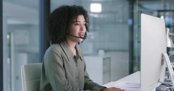 Wanita Agen Callcenter Dan Asuransi Panggilan Telepon Komputer Dan Memeriksa — Stok Video
