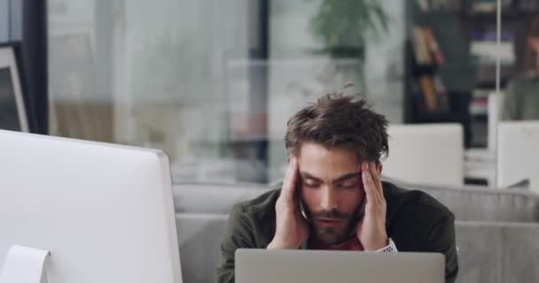 Geschäftsmann Stress Oder Kopfschmerzen Auf Modernen Bürocomputer Oder Laptop Digitalen — Stockvideo