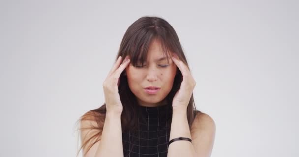 Kopfschmerzen Frauengesicht Und Schläfen Massieren Kopfschmerzen Oder Stress Aufgrund Falscher — Stockvideo